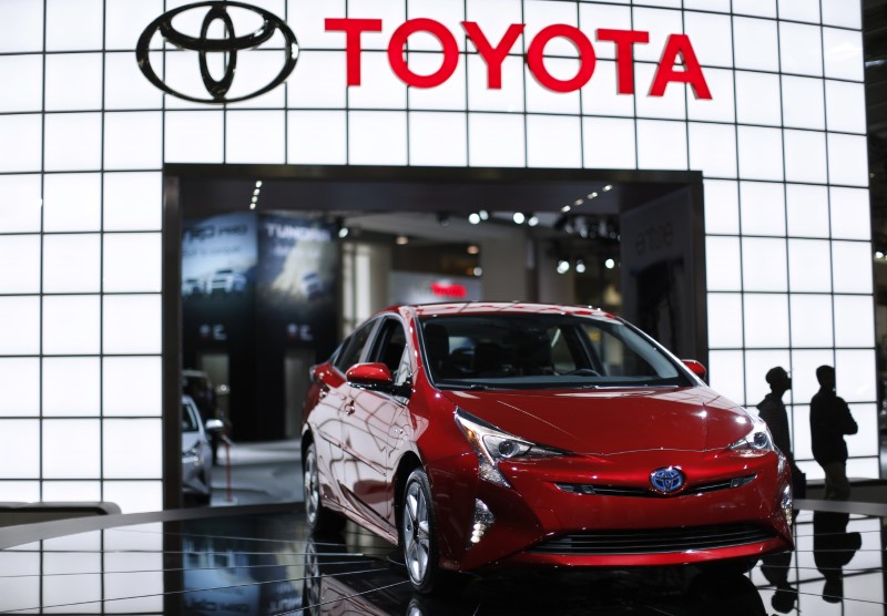 © Reuters. 2016 Toyota Prius hybrid is seen at the Washington Auto Show in Washington