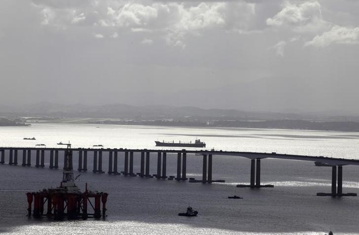 © Reuters. Visão aérea de plataforma de petróleo perto da ponte Rio-Niterói, no Rio de Janeiro