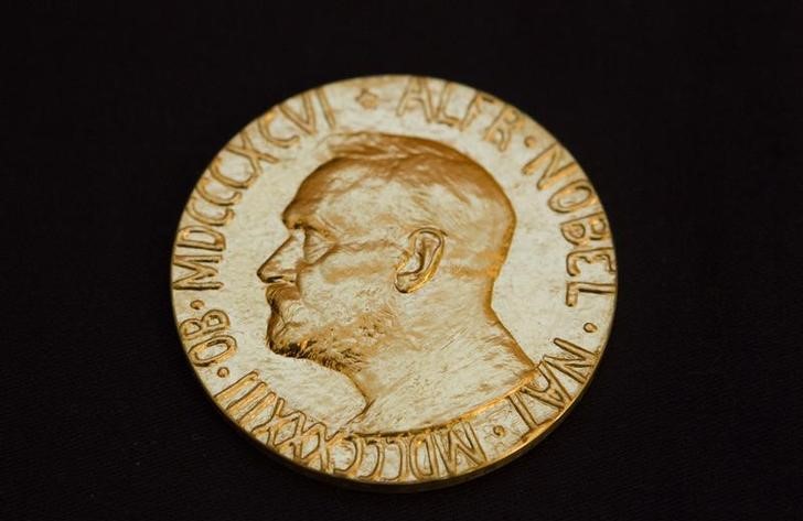 © Reuters. رفع قيمة جائزة نوبل إلى تسعة ملايين كرونة سويدية