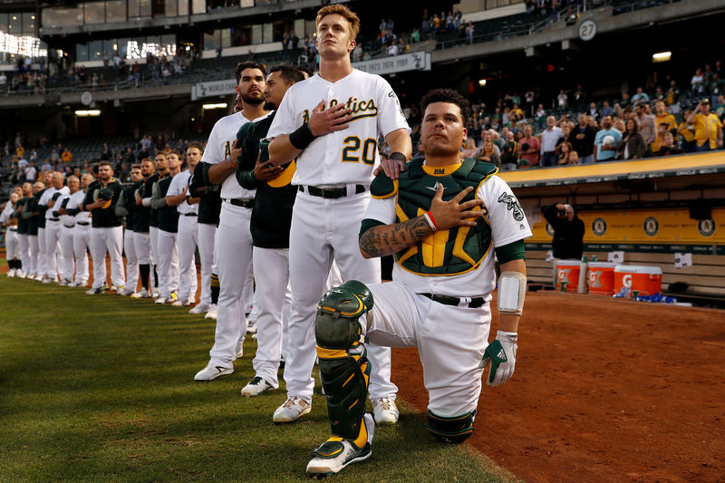 © Reuters. Bruce Maxwell of the Oakland Athletics kneels during the singing of the National Anthem before game againt Seattle Mariners in Oakland, California