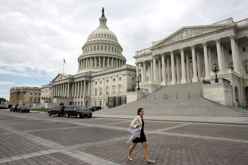 © Reuters. A woman walks by the U.S. Capitol in Washington