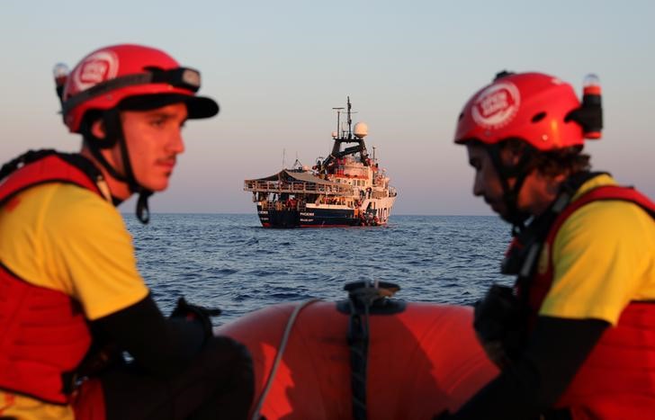 © Reuters. منظمة خيرية: خفر السواحل الليبي اعتلى سفينة إنقاذ وطلب تسليم مهاجرين