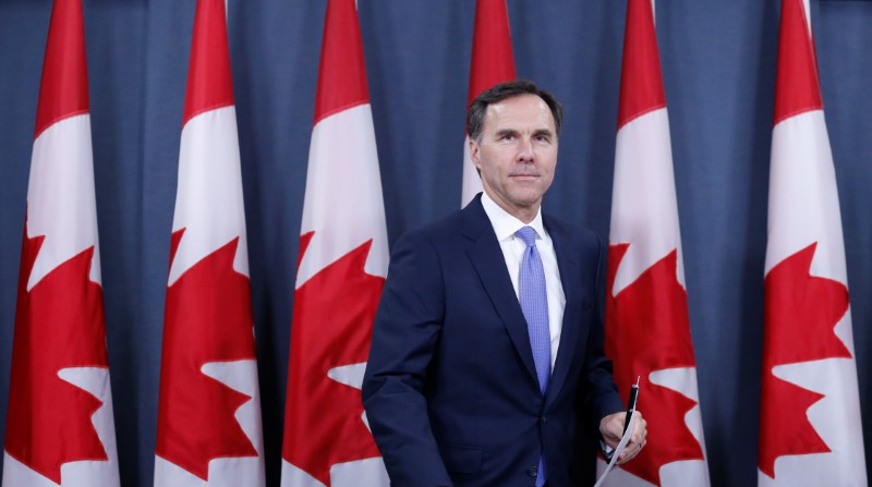 © Reuters. Canada's Finance Minister Bill Morneau arrives for a news conference in Ottawa