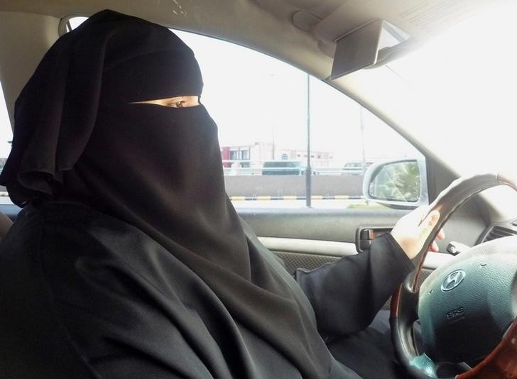 © Reuters. إعلام رسمي: العاهل السعودي يأمر بالسماح للمرأة بقيادة السيارة