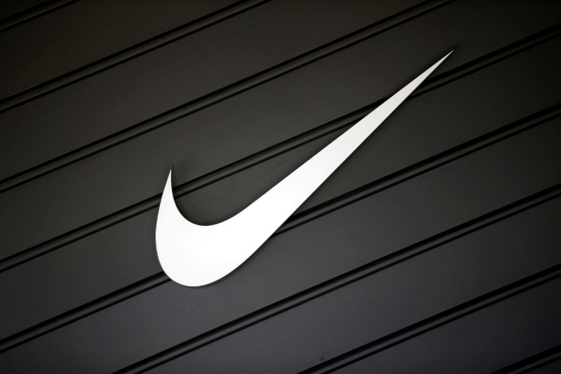 © Reuters. FILE PHOTO:  Nike (NKE)'s logo is seen in Los Angeles