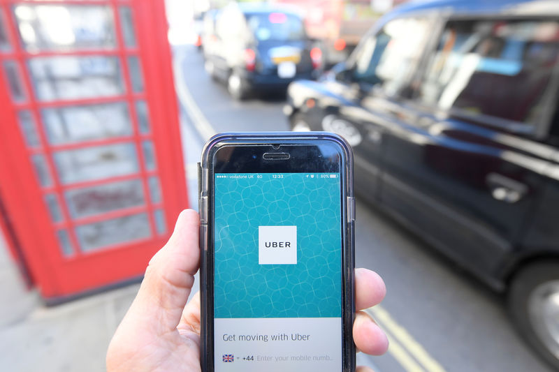 © Reuters. Aplicativo do Uber em celular em Londres, Reino Unido