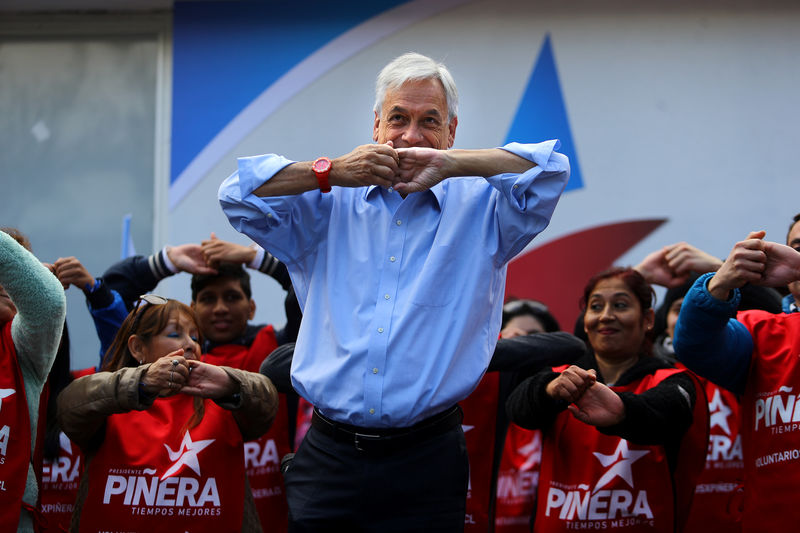 © Reuters. Chilean conservative presidential candidate Sebastian Pinera gestures during a campaign rally in Santiago