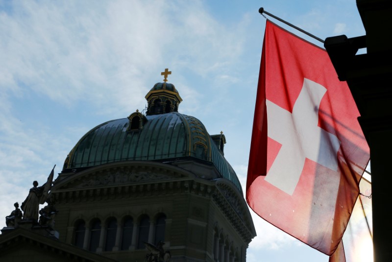 © Reuters. A Swiss flag is pictured in front of the Federal Palace (Bundeshaus) is pictured in Bern