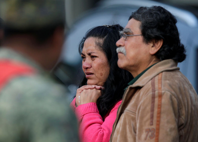 © Reuters. Familiares aguardam informação de buscas em prédio que desmoronou na Cidade do  México