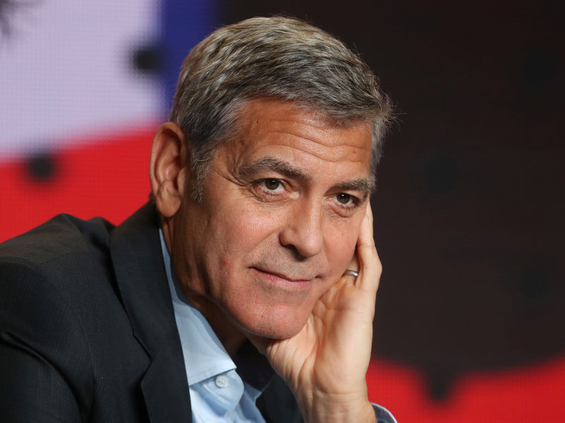 © Reuters. George Clooney concede entrevista no Festival de Toronto