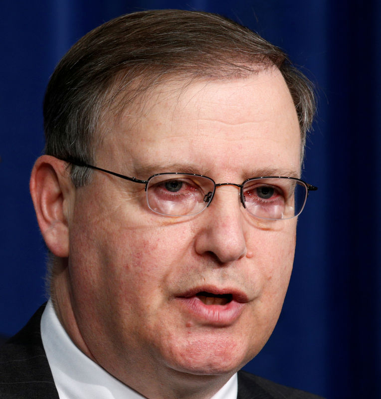 © Reuters. U.S. DEA Acting Director Chuck Rosenberg speaks during a news conference at the DEA Headquarters in Arlington