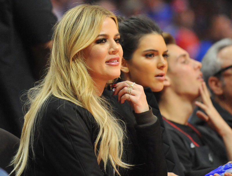 © Reuters. FILE PHOTO: Television personalities Khloe Kardashian and Kendall Jenner in attendance as the Houston Rockets play against the Los Angeles Clippers in Los Angeles