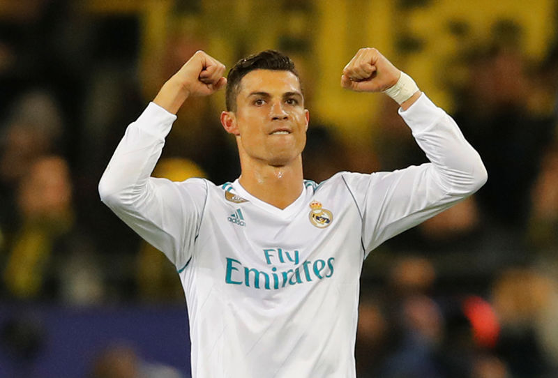 © Reuters. Foto del martes del delantero del Real Madrid Cristiano Ronaldo celebrando tras marcar el tercer gol de su equipo ante Borussia Dortmund