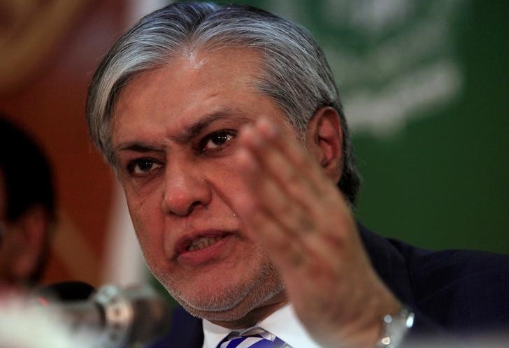 © Reuters. FILE PHOTO: Pakistan's Finance Minister Ishaq Dar gestures during a news conference to announce the economic survey of fiscal year 2016-2017, in Islamabad