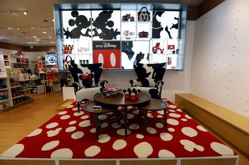 © Reuters. Muebles y otros objetos en una Disney Store en Los Angeles, EEUU
