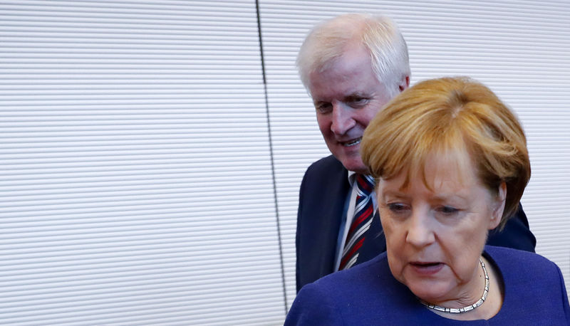 © Reuters. German Chancellor Merkel, leader of the Christian Democratic Union Party (CDU) and Seehofer, head of the CSU attend their first parliamentary meeting after general election in Berlin