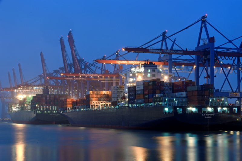 © Reuters. FILE PHOTO: A containership at a loading terminal is seen in the port of Hamburg