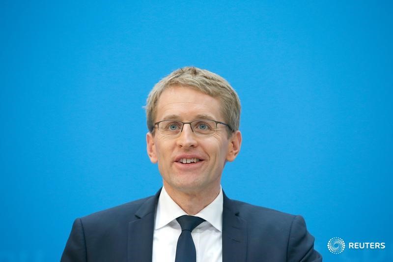 © Reuters. Guenther, top candidate of the CDU addresses a news conference in Berlin