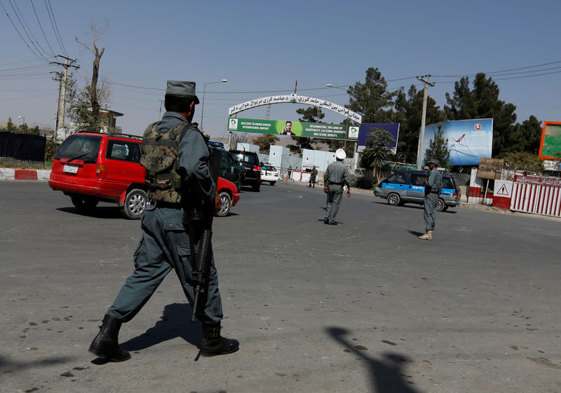 © Reuters. الدولة الإسلامية تعلن مسؤوليتها عن إطلاق صواريخ على مطار كابول بأفغانستان