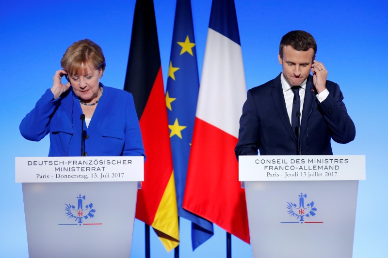 © Reuters. French President Emmanuel Macron and German Chancellor Angela Merkel attend a news conference following a Franco-German joint cabinet meeting at the Elysee Palace in Paris