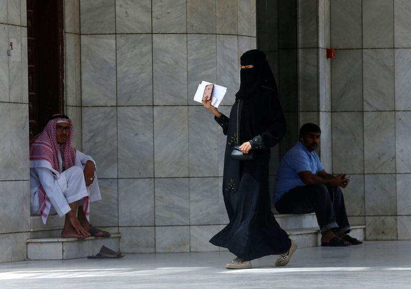 © Reuters. A Saudi woman walks in Riyadh