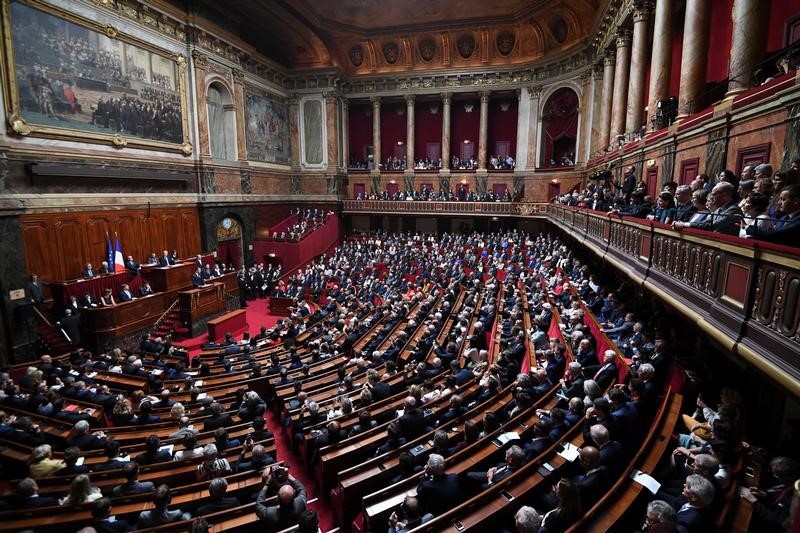 © Reuters. LES DÉPUTÉS VOTENT LES ASSIGNATIONS À RÉSIDENCE