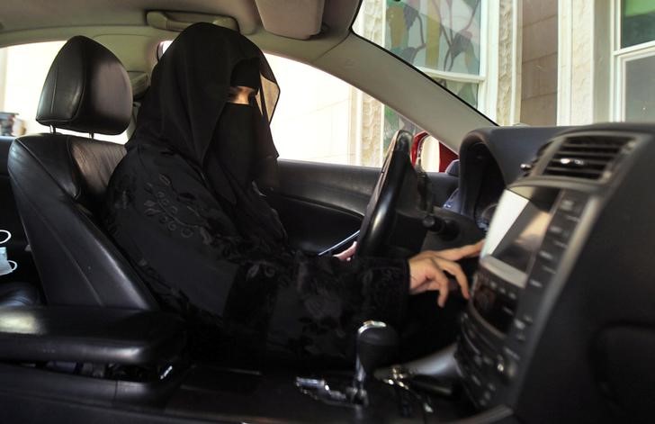 © Reuters. Las mujeres saudíes celebran el fin de la prohibición de conducir