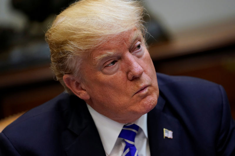 © Reuters. FILE PHOTO - Trump meets with members of the House Ways and Means Committee about proposed changes to the U.S. tax code at the White House in Washington