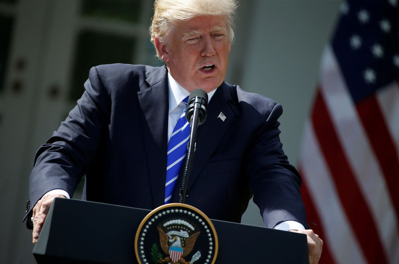 © Reuters. U.S. President Donald Trump speaks during a news conference with Spanish Prime Minister Mariano Rajoy at the White House in Washington