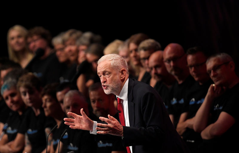 © Reuters. FILE PHOTO - Britain's opposition Labour Party Leader Jeremy Corbyn delivers his keynote speech at the Labour Party Conference in Brighton