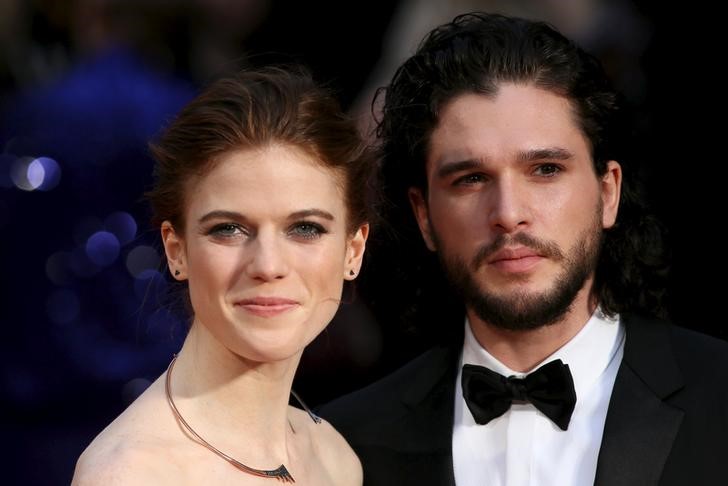 © Reuters. Atores de "Game of Thrones" Kit Harington e Rose Leslie posam para fotos em evento em Londres