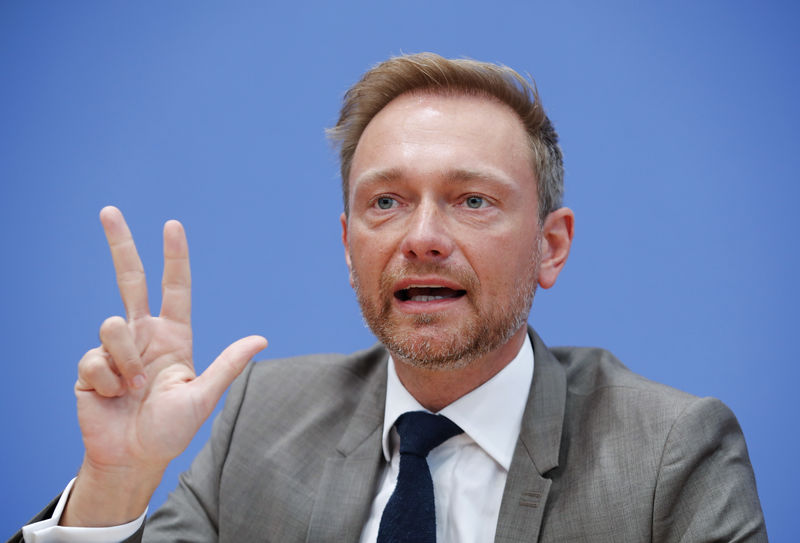 © Reuters. Líder do Partido Democratas Livres da Alemanha (FDP), Christian Lindner, durante coletiva de imprensa, em Berlim