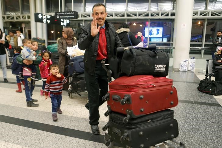 © Reuters. Família síria com bagagem no aeroporto de Beirute, antes de viagem para os Estados Unidos