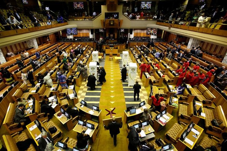 © Reuters. Voting stations are set up during the motion of no confidence against South African president Jacob Zuma in parliament in Cape Town