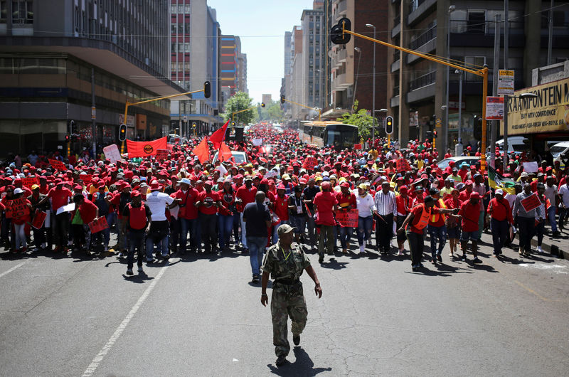 © Reuters. الآلاف يتظاهرون في جنوب أفريقيا ضد الفساد في عهد زوما