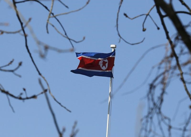 © Reuters. Bandeira da Coreia do Norte, em embaixada em Pequim, na China