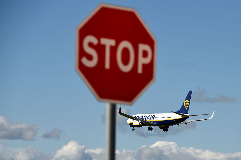 © Reuters. Самолёт авиакомпании Ryanair готовится к посадке в аэропорту Дублина