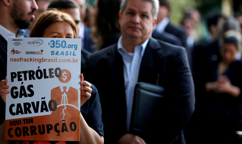 © Reuters. Protesto em frente a hotel onde acontece leilão na 14ª Rodada de Licitação de áreas de petróleo e gás, no Rio de Janeiro