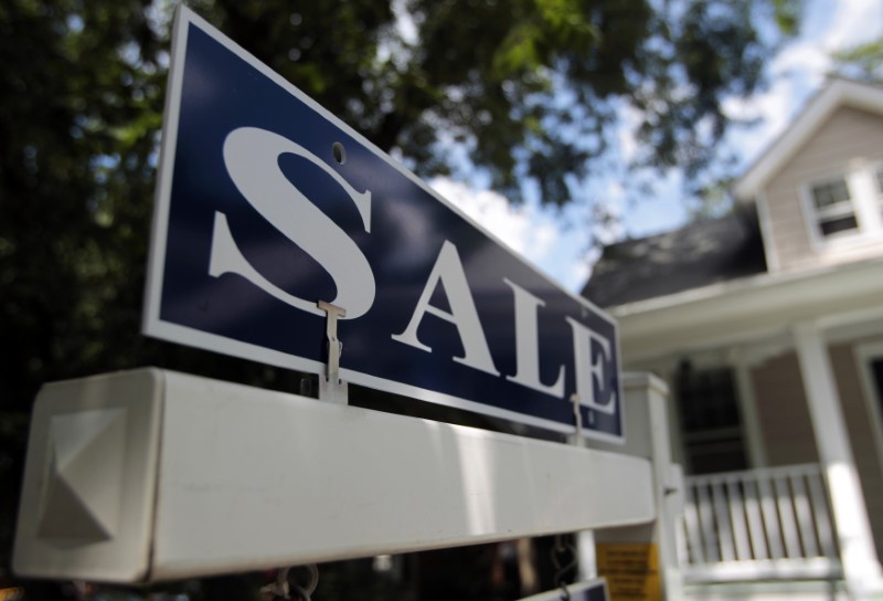 © Reuters. A sale sign advertises a home in Alexandria, Virginia