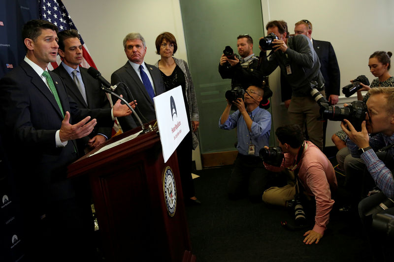 © Reuters. House Speaker Paul Ryan (R-WI) speaks at a news conference