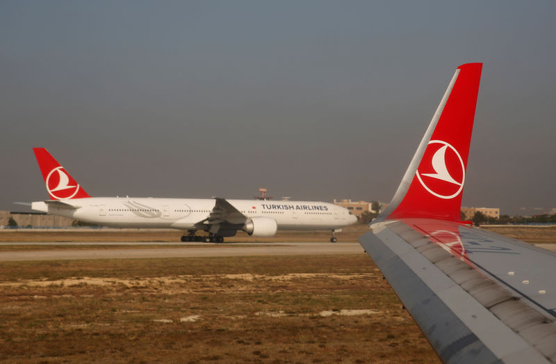 © Reuters. أسهم شركات الطيران التركية تهبط عقب إعلان تركيا تعليق الرحلات الجوية إلى شمال العراق