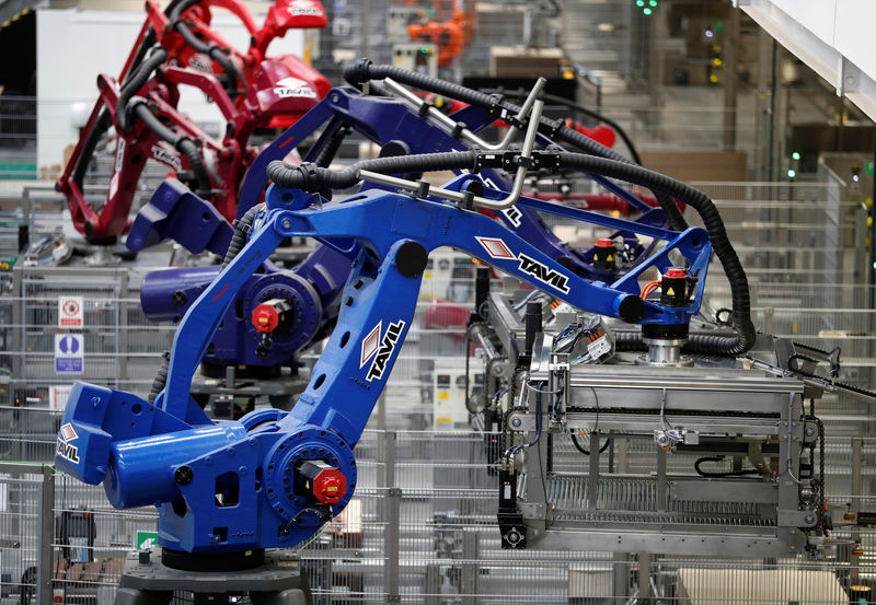 © Reuters. FILE PHOTO: Robots work on the production line at AkzoNobel's new paint factory in Ashington, Britain