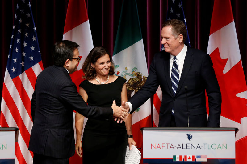 © Reuters. Mexico's Economy Minister Guajardo and U.S. Trade Representative Lighthizer shake hands as Canada's Foreign Minister Freeland looks on at the close of the third round of NAFTA talks in Ottawa