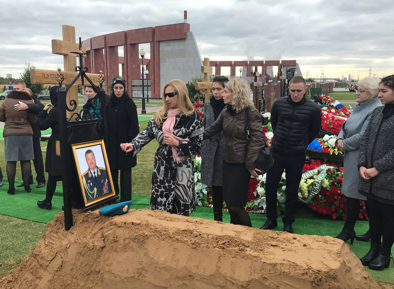 © Reuters. Mourners gather around the grave of Russian Lieutenant-General Valery Asapov who was killed by Islamic State shelling near Deir al-Zor, during his funeral ceremony at a military cemetery outside Moscow