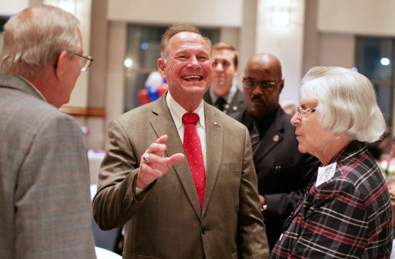 © Reuters. FILE PHOTO:    Republican candidate Moore greets supporters during the runoff election for the Republican nomination for Alabama's U.S. Senate seat in Montgomery