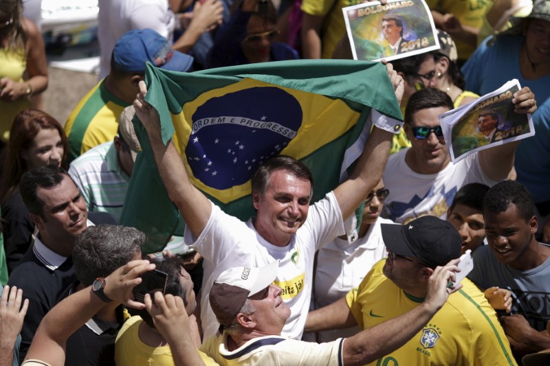 © Reuters. Deputado Jair Bolsonaro segura bandeira do Brasil durante manifestação