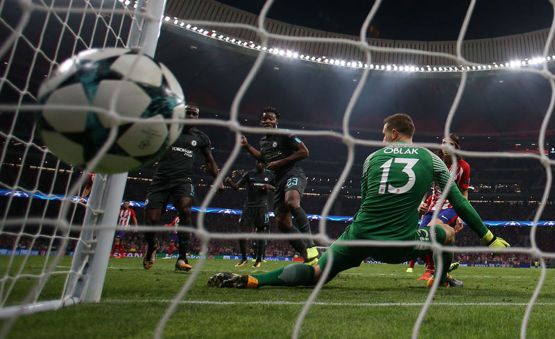 © Reuters. El Chelsea derrota al Atlético en el último segundo; victoria del Barça