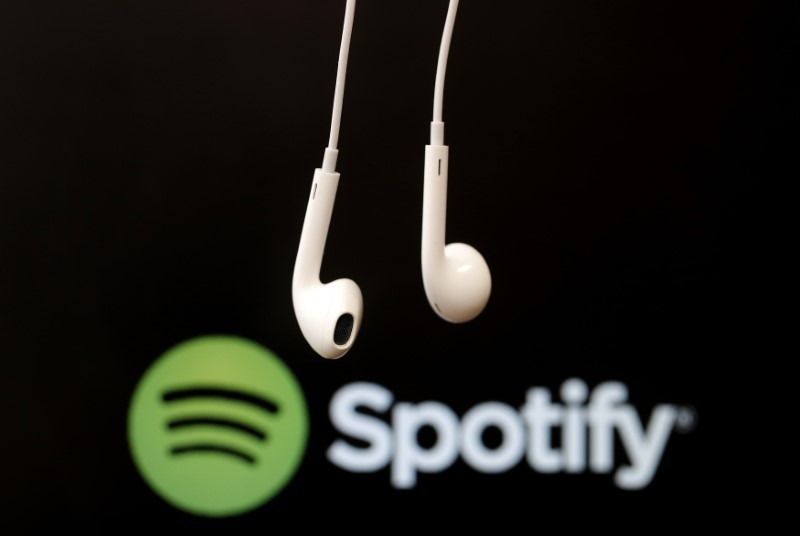 © Reuters. Headphones are seen in front of a logo of online music streaming service Spotify in this illustration picture taken in Strasbourg