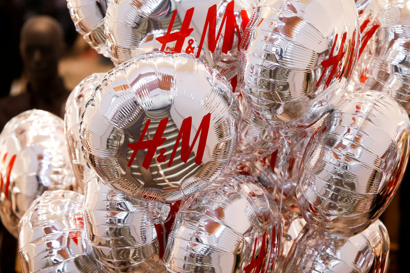 © Reuters. FILE PHOTO: Balloons with the logo of Swedish fashion retailer H&M are pictured at its newly opened store in central Moscow