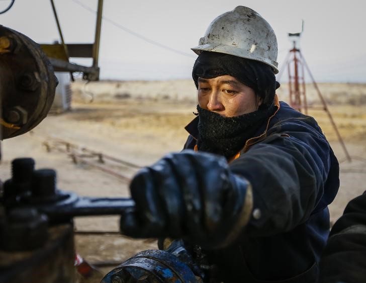 © Reuters. Рабочий на нефтяном месторождении РД Казмунайгаз в Кызылординской области